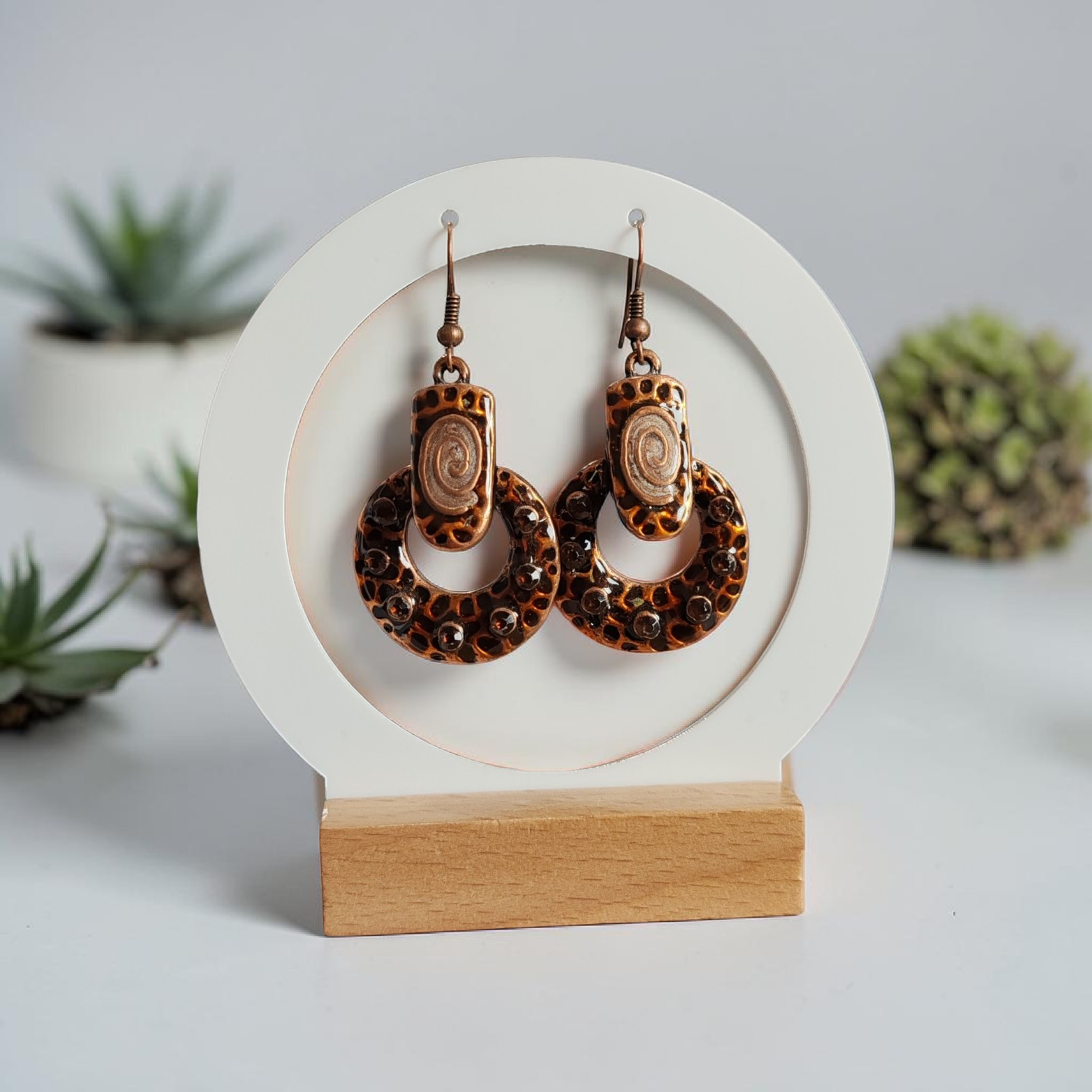 Mintás barna-arany fülbevaló köves díszítéssel