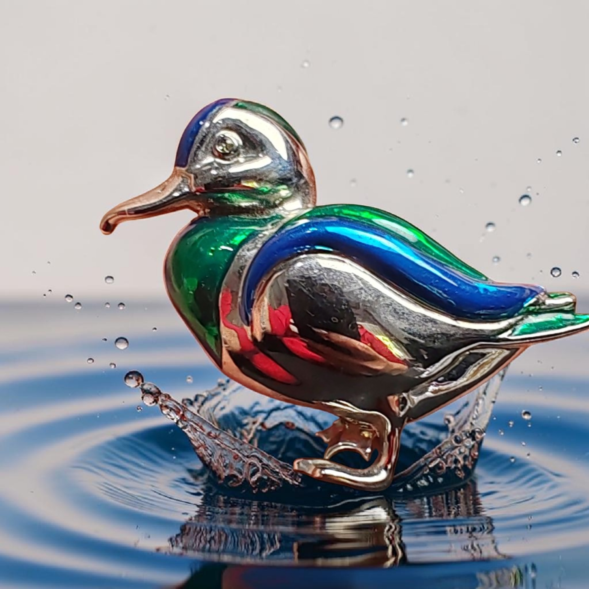 Kacsa formájú kitűző ezüstszínű alappal