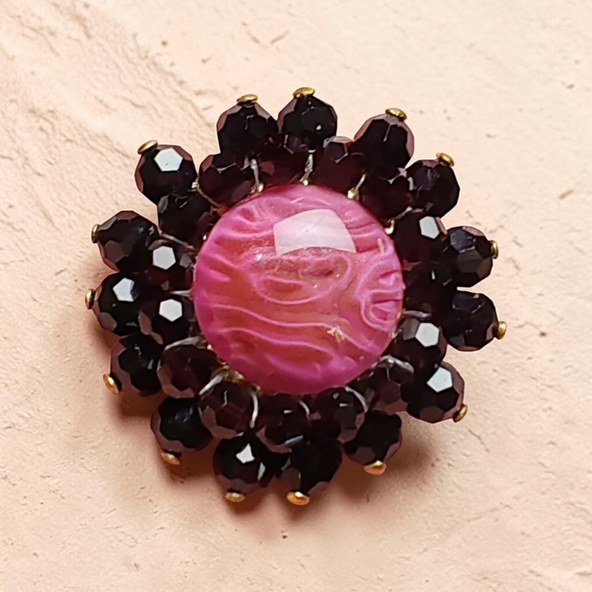 Köves virág mintás kitűző aranyszínű alappal