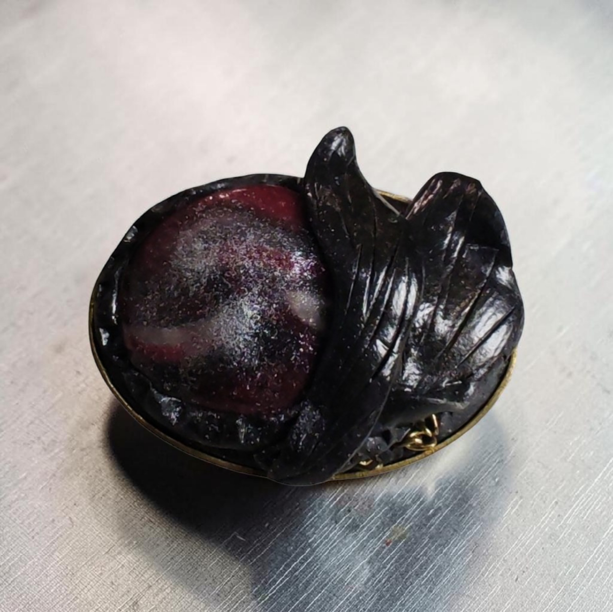 Levél mintás köves kitűző bronz alappal