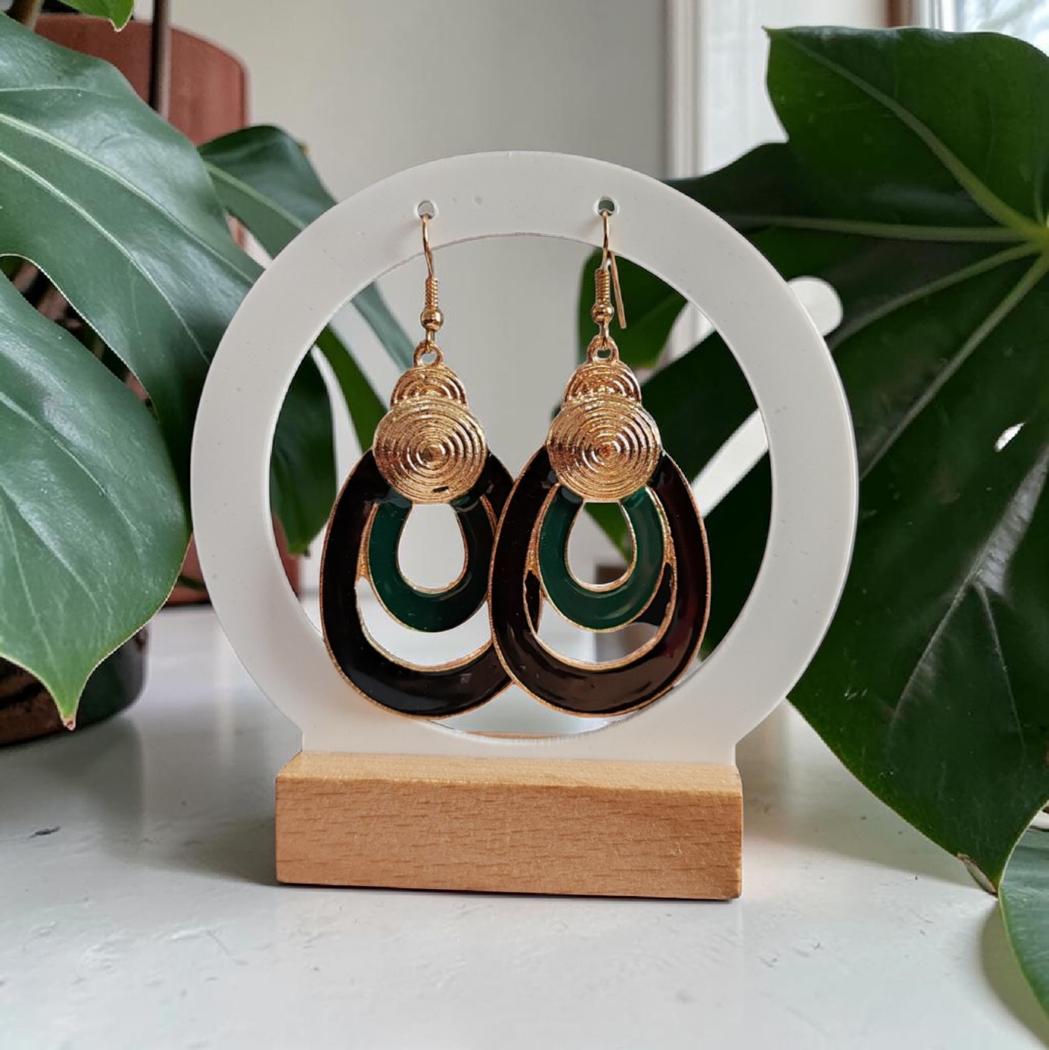 Arany színű ovális fülbevaló zöld és barna betéttel